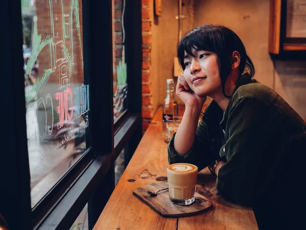 Azjatyckie kobiety picia kawy w kawiarni café — Zdjęcie stockowe