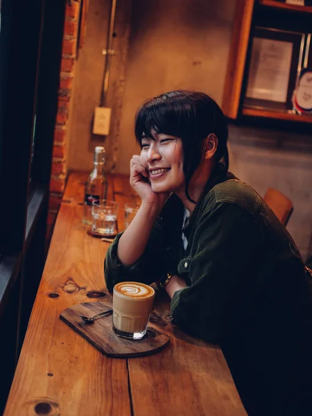 Asyalı kadın kahve dükkanı kafede kahve içme — Stok fotoğraf