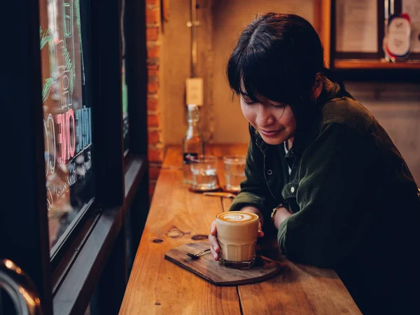 Asiatisk kvinna dricka kaffe i kaféet café — Stockfoto