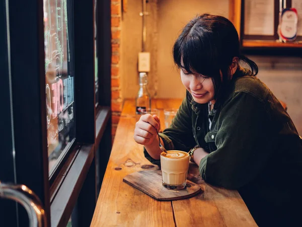 コーヒー ショップ カフェでコーヒーを飲みながらアジアの女性 — ストック写真