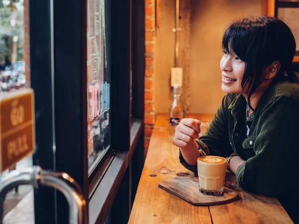 Asijské žena pít kávu v kavárně café — Stock fotografie