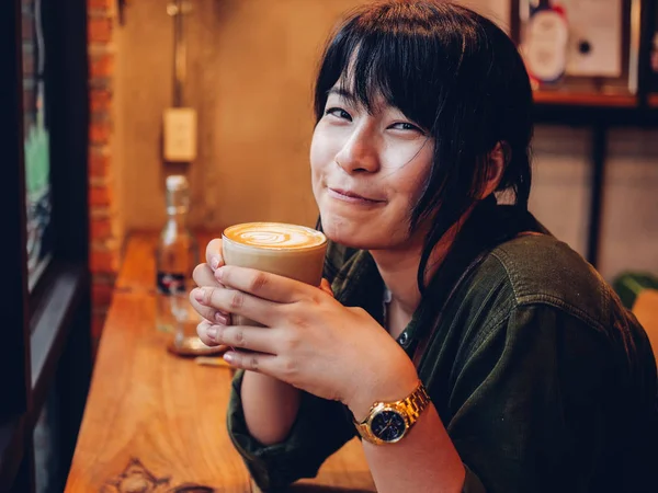 Asyalı kadın kahve dükkanı kafede kahve içme — Stok fotoğraf