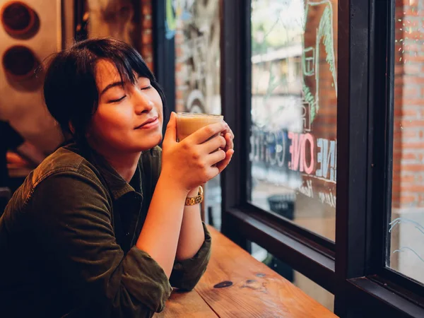 Azjatyckie kobiety picia kawy w kawiarni café — Zdjęcie stockowe