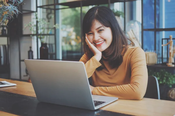 Asian Woman Using Laptop Computer Coffee Shop Cafe — Stock Photo, Image