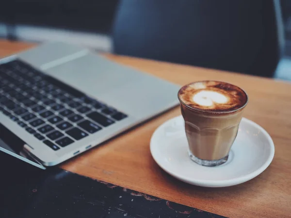 ลปะลาเต กาแฟในร านกาแฟ คาเฟ โทนส นเทจ — ภาพถ่ายสต็อก