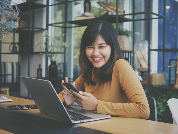 Asiatin Benutzt Laptop Café — Stockfoto