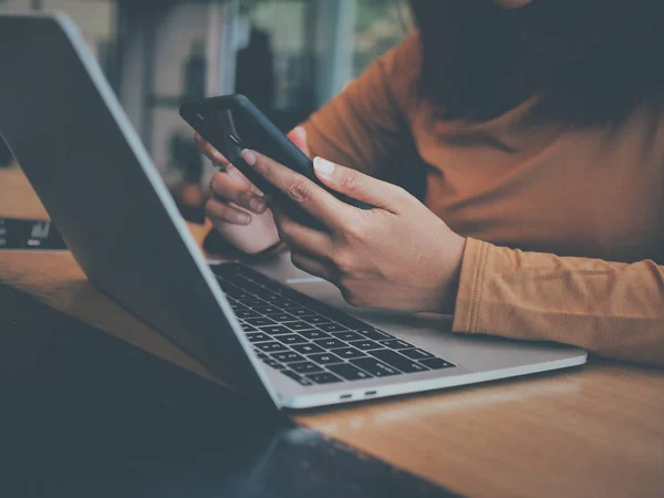 Asian Woman Using Laptop Computer Coffee Shop Cafe — Stock Photo, Image