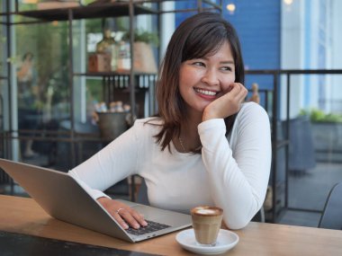 Kafede Asyalı kadın