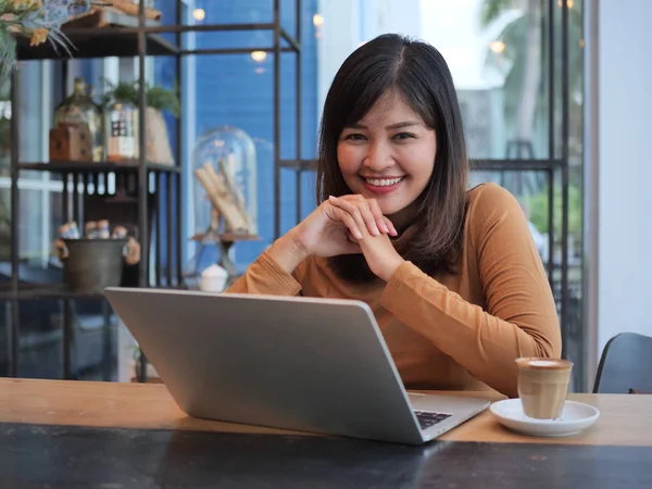 Asiatin benutzt Laptop im Café — Stockfoto