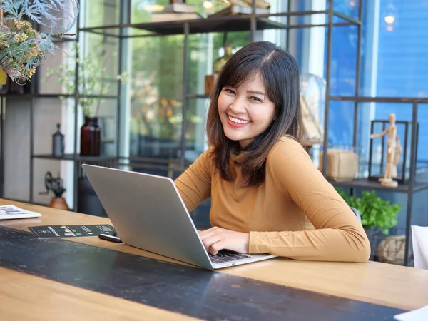 Asian Woman Using Laptop Computer Coffee Shop Cafe — Stock Photo, Image