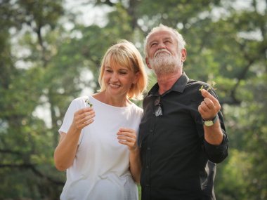 İki mutlu yaşlılar emeklilik Erkek ve kadın yürüyüş ve konuşmak