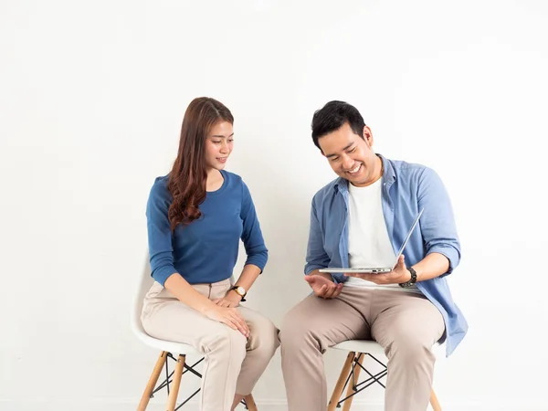 Asijský muž a žena hovoří s přenosným počítačem pro obchod — Stock fotografie
