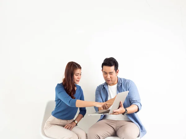 Asijský muž a žena hovoří s přenosným počítačem pro obchod — Stock fotografie