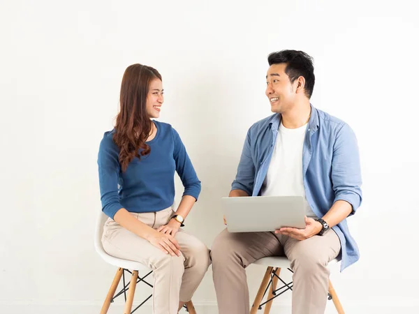 Asiatische Mann und Frau im Gespräch mit Laptop-Computer für Unternehmen auf — Stockfoto