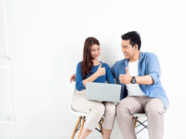 Asiatische Mann und Frau im Gespräch mit Laptop-Computer für Unternehmen auf — Stockfoto