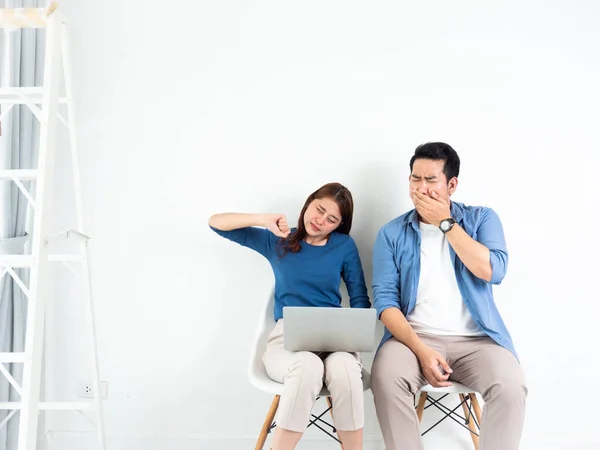Asian Man and Woman talking boring and sleepy with laptop comput — Stock Photo, Image