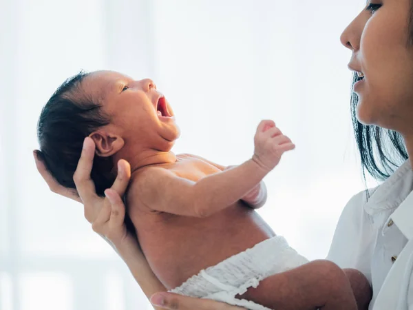 Asiatiska nyfödda barn med mor Concept: ung mamma bröst avgift — Stockfoto