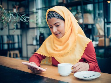 Kahve dükkanı kafe vintage colo Genç Müslüman kadın Portresi