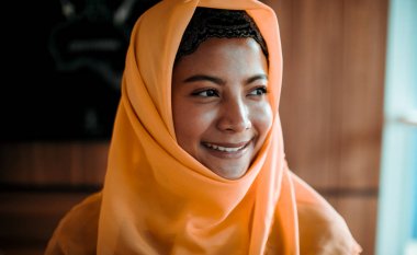 Kahve dükkanı kafe vintage colo Genç Müslüman kadın Portresi