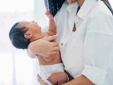 Anne kavramı ile Asyalı yenidoğan bebek : genç anne meme ücreti