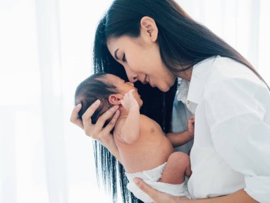 Anne kavramı ile Asyalı yenidoğan bebek : genç anne meme ücreti