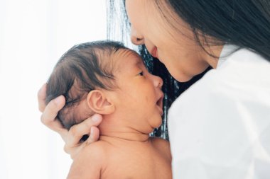Anne kavramı ile Asyalı yenidoğan bebek : genç anne meme ücreti