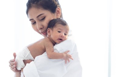 Anne kavramı ile Asyalı yenidoğan bebek : genç anne meme ücreti