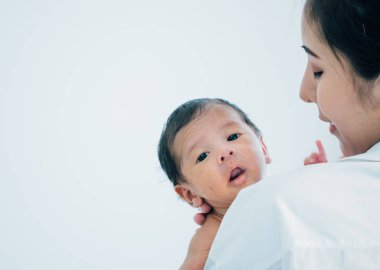 Anne kavramı ile Asyalı yenidoğan bebek : genç anne meme ücreti