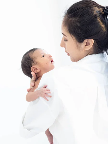 Retrato de madre joven asiática hijo recién nacido en la sala de estar —  Fotos de Stock