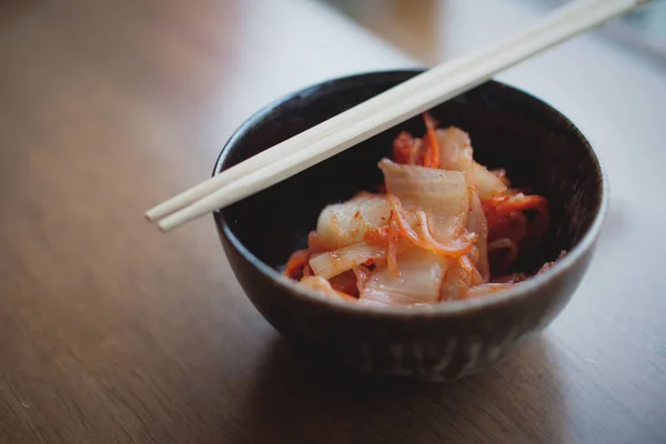 Koreanska mat: kimchi på skålen — Stockfoto