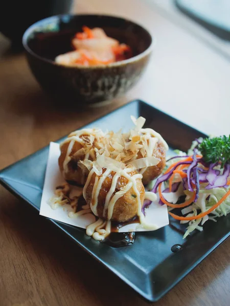 Japansk mat: Shushi på skålen — Stockfoto