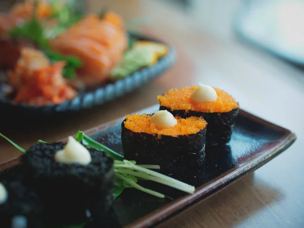 Japansk mat: Shushi på skålen — Stockfoto