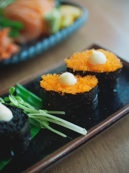 Japansk mat: Shushi på skålen — Stockfoto