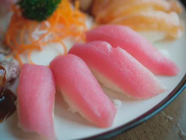 Japansk mat: Shushi på skålen — Stockfoto