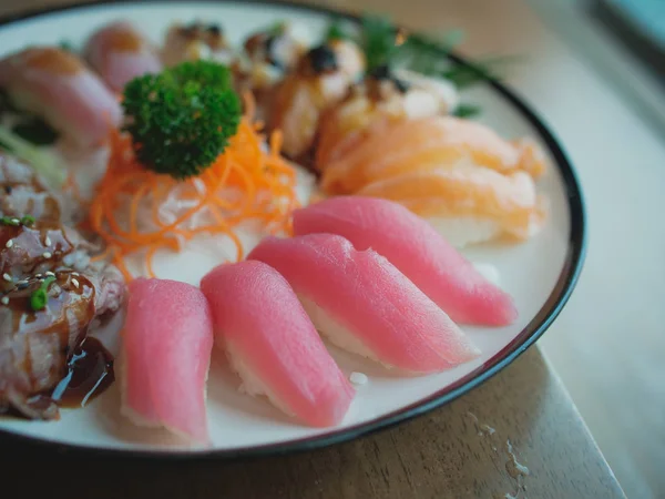Japansk mat: Shushi på skålen — Stockfoto