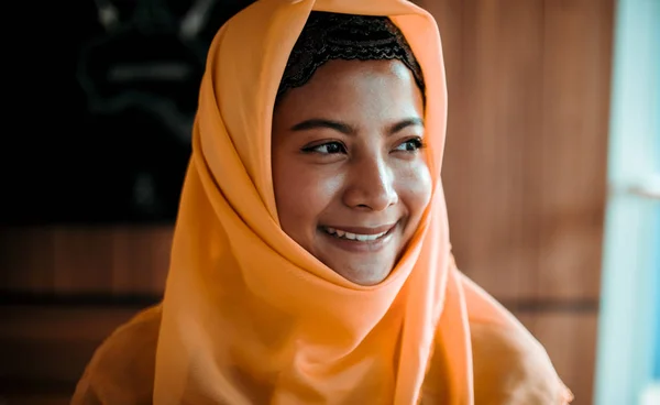 Portret van jonge moslim vrouw in koffieshop café Vintage Colo — Stockfoto