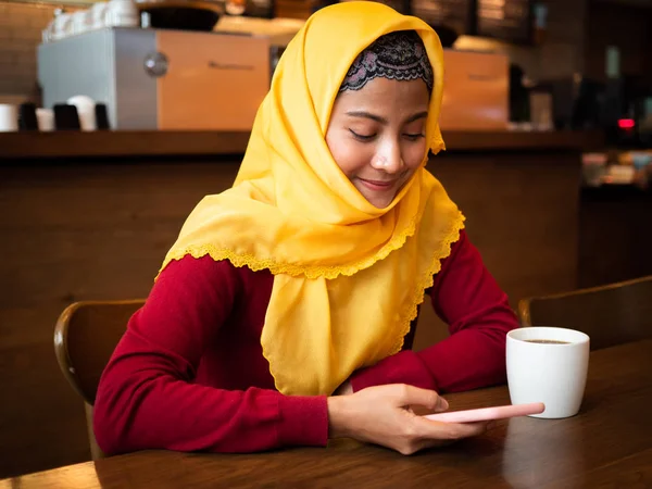 Kahve dükkanı kafe vintage colo Genç Müslüman kadın Portresi — Stok fotoğraf