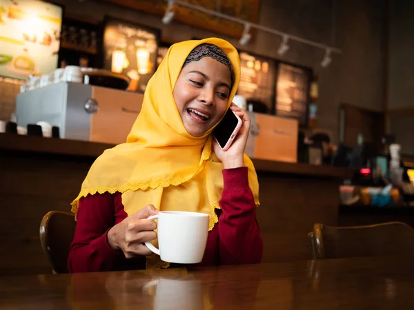 Kahve dükkanı kafe vintage colo Genç Müslüman kadın Portresi — Stok fotoğraf