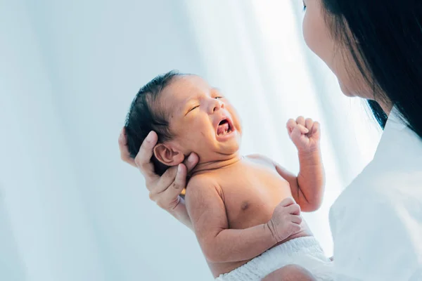 Азиатский новорожденный ребенок с концепцией матери: молодая мать плата за грудь — стоковое фото