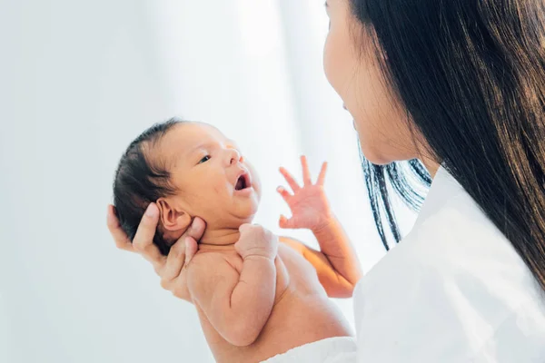 Bebé recién nacido asiático con concepto de madre: tarifa de pecho de madre joven —  Fotos de Stock