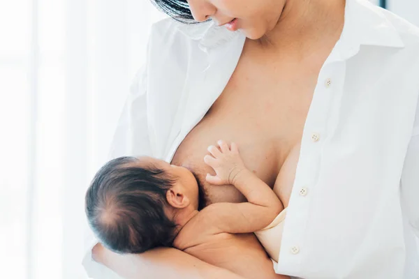 Bebé recién nacido asiático con concepto de madre: tarifa de pecho de madre joven —  Fotos de Stock