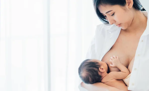 Bebê recém-nascido asiático com conceito de mãe: taxa de mama jovem mãe — Fotografia de Stock