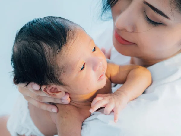 Азіатські новонародженої дитини з матір'ю концепція: молода мати грудей плату — стокове фото