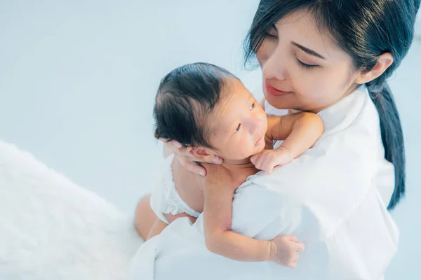 Азіатські новонародженої дитини з матір'ю концепція: молода мати грудей плату — стокове фото