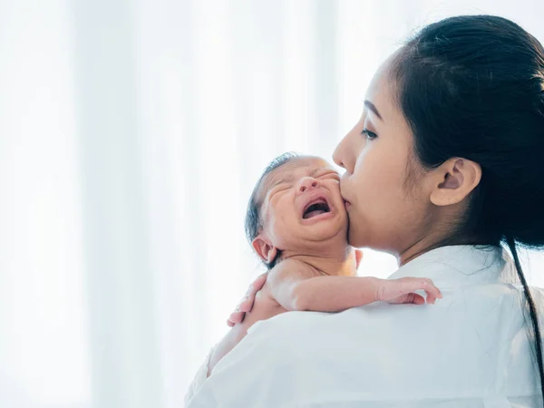 Bebé recién nacido asiático con concepto de madre: tarifa de pecho de madre joven —  Fotos de Stock