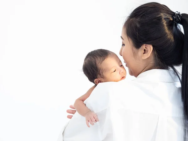 Retrato de madre joven asiática hijo recién nacido en la sala de estar —  Fotos de Stock