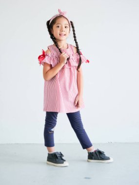 Beyaz arka plan gülümseme ve mutlu ruh hali Asyalı küçük kız