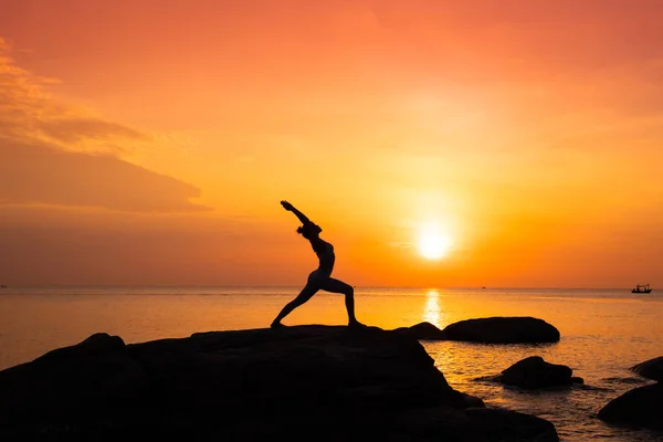 Asiatische Mädchen Praxis Yoga am Strand Sonnenaufgang Morgen Tag — Stockfoto