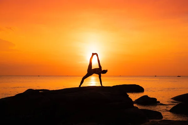 Asian Dziewczyna praktyka Joga na The Plaża Sunrise rano dzień — Zdjęcie stockowe