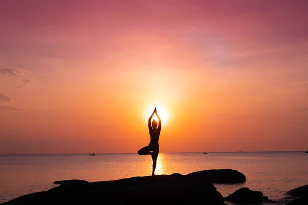 Menina asiática praticar Yoga na praia Nascer do sol manhã dia — Fotografia de Stock